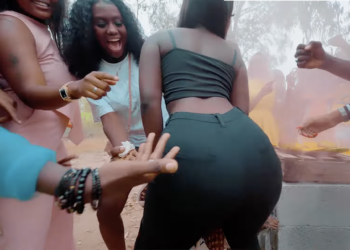 Video- Le « SOUSS » de Queen Biz – Douma Sen Morom